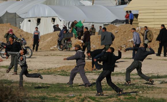 LLX pic Gazans protest barrier at Rafah border crossing with Egypt
