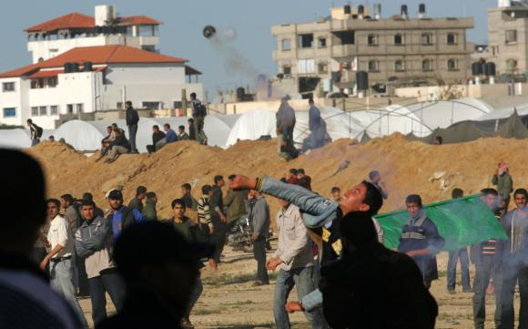 LLX pic Gazans protest barrier at border with Egypt