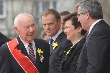 Simcha Rotem, left, one of the last living Warsaw Ghetto insurgents, speaks with Polish President Bronislaw Komorowski, right, as Polish Prime Minister Donald Tusk, second left, and Warsaw Mayor Hanna Gronkiewicz-Waltz listen, April 19, 2013.
