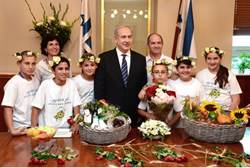 Netanyahu receives baskets of first fruits from children.