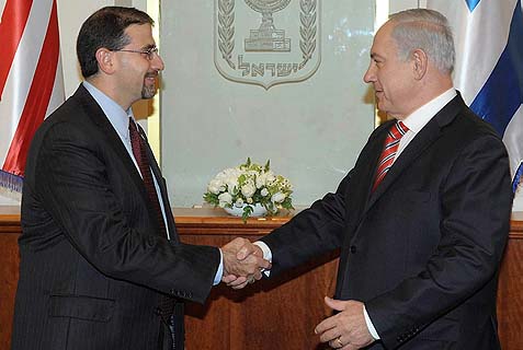 U.S. ambassador to Israel Dan Shapiro shaking hands with Prime Minister Benjamin Netanyahu in Jerusalem. Speaking this morning, Shapiro promised complete coordination of strategy and moves between the U.S. and Israel. Photo Credit: AMos Ben Gershom/GPO/FLASH90
