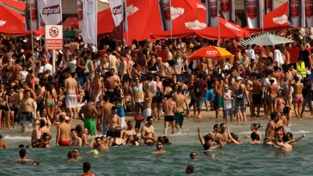 Throngs at a Tel Aviv beach, June 7, 2013. (photo credit: Lucie March/Flash90)