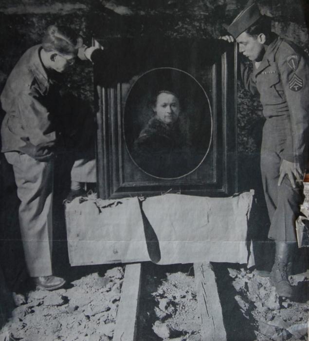 Lt. Dale Ford (l.), commander of the Monuments Men, and then-19-year-old Monuments Man Harry Ettlinger looking over an original self-portrait by Rembrandt that was recovered from the Nazis.