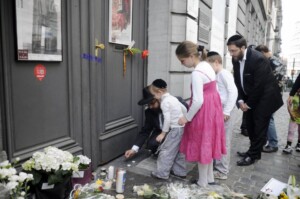 A family lights candles at the Jewish Museum, site of a shooting in central Brussels, Belgium. / Eric Vidal, REUTERS