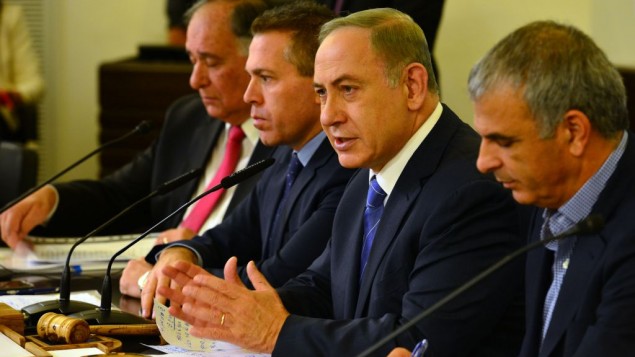 Prime Minister Benjamin Netanyahu, second right, leads the weekly cabinet meeting at the Haifa municipality, on November 27, 2016. (Kobi Gideon / GPO)