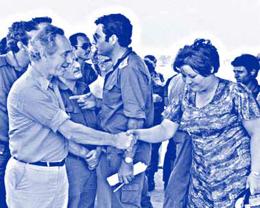 Shimon Peres greets freed Entebbe hostages